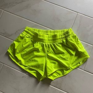 lululemon yellow hotty hot shorts 2.5” low rise in highlight yellow